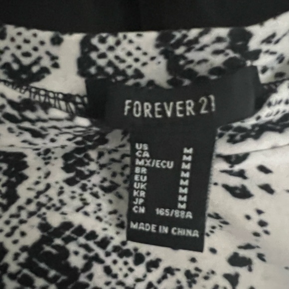 NWOT reptile patterned crop top!!💚🦎🐊 - Picture 4 of 6